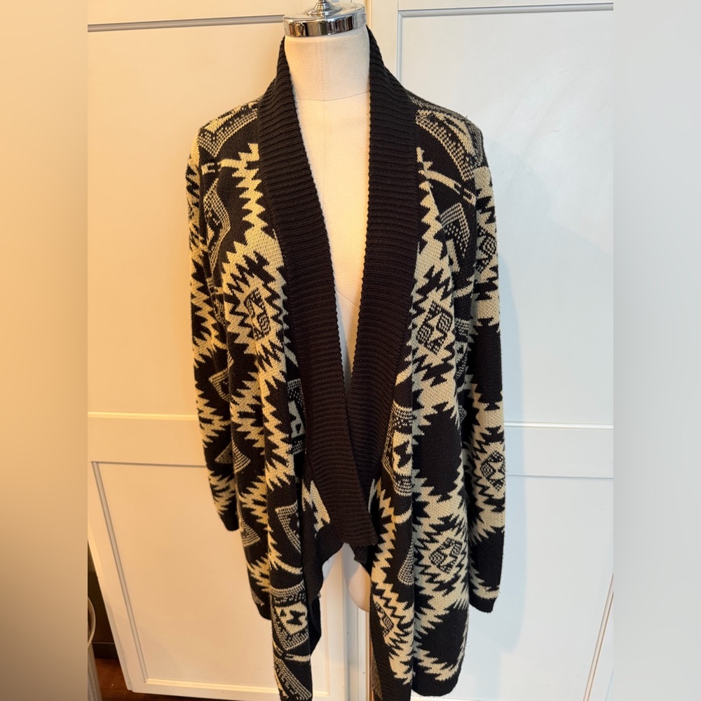 Harve Benard Black and Cream Geometric Cardigan